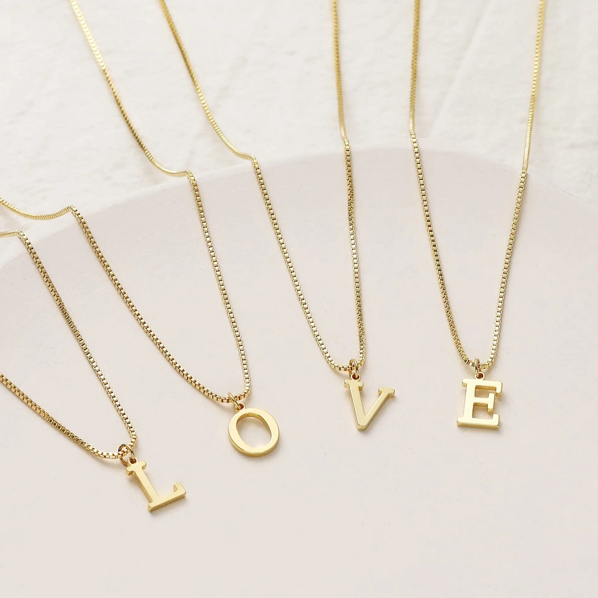 Collier initial A-Z plaqué or 18 carats, collier en acier inoxydable avec lettres mignonnes pour femmes — 2/10