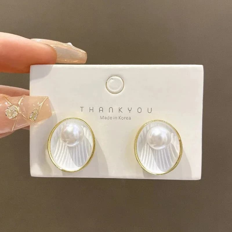 Boucles d'oreilles pendantes pour femme, blanc pur, fleur épanouie, acrylique, émail, papillon, imitation perle, cœur, élégantes, Brinc — 6/10