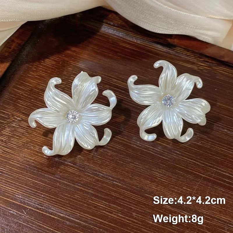 Boucles d'oreilles pendantes pour femme, blanc pur, fleur épanouie, acrylique, émail, papillon, imitation perle, cœur, élégantes, Brinc — 8/10