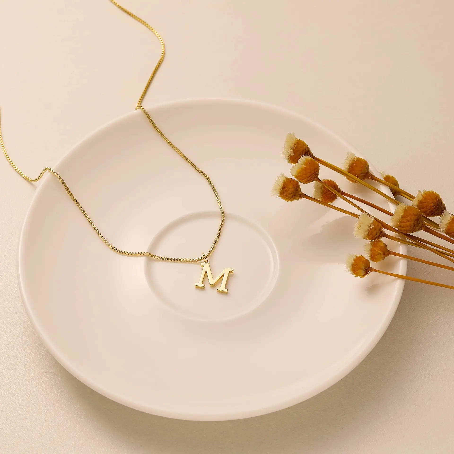 Collier initial A-Z plaqué or 18 carats, collier en acier inoxydable avec lettres mignonnes pour femmes — 4/10