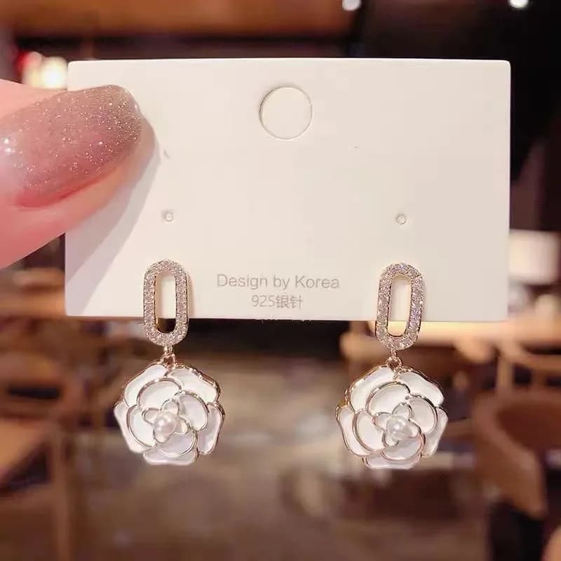 Boucles d'oreilles pendantes pour femme, blanc pur, fleur épanouie, acrylique, émail, papillon, imitation perle, cœur, élégantes, Brinc — 3/10